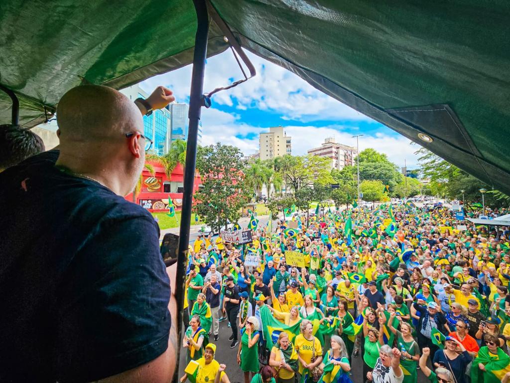 Pol&iacute;ticos discursaram em carro de som