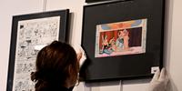 Albert Uderzo desenhou a rainha egípcia reclinada e os dois heróis gauleses, Astérix e Obélix