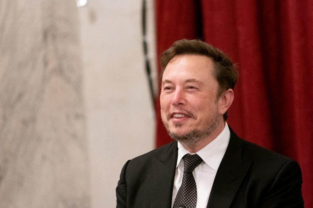 Decis&atilde;o de Musk ocorre um ano depois de ele ter prometido que nunca deixaria Alex voltar &agrave; rede por causa de seus coment&aacute;rios question&aacute;veis e pol&ecirc;micos