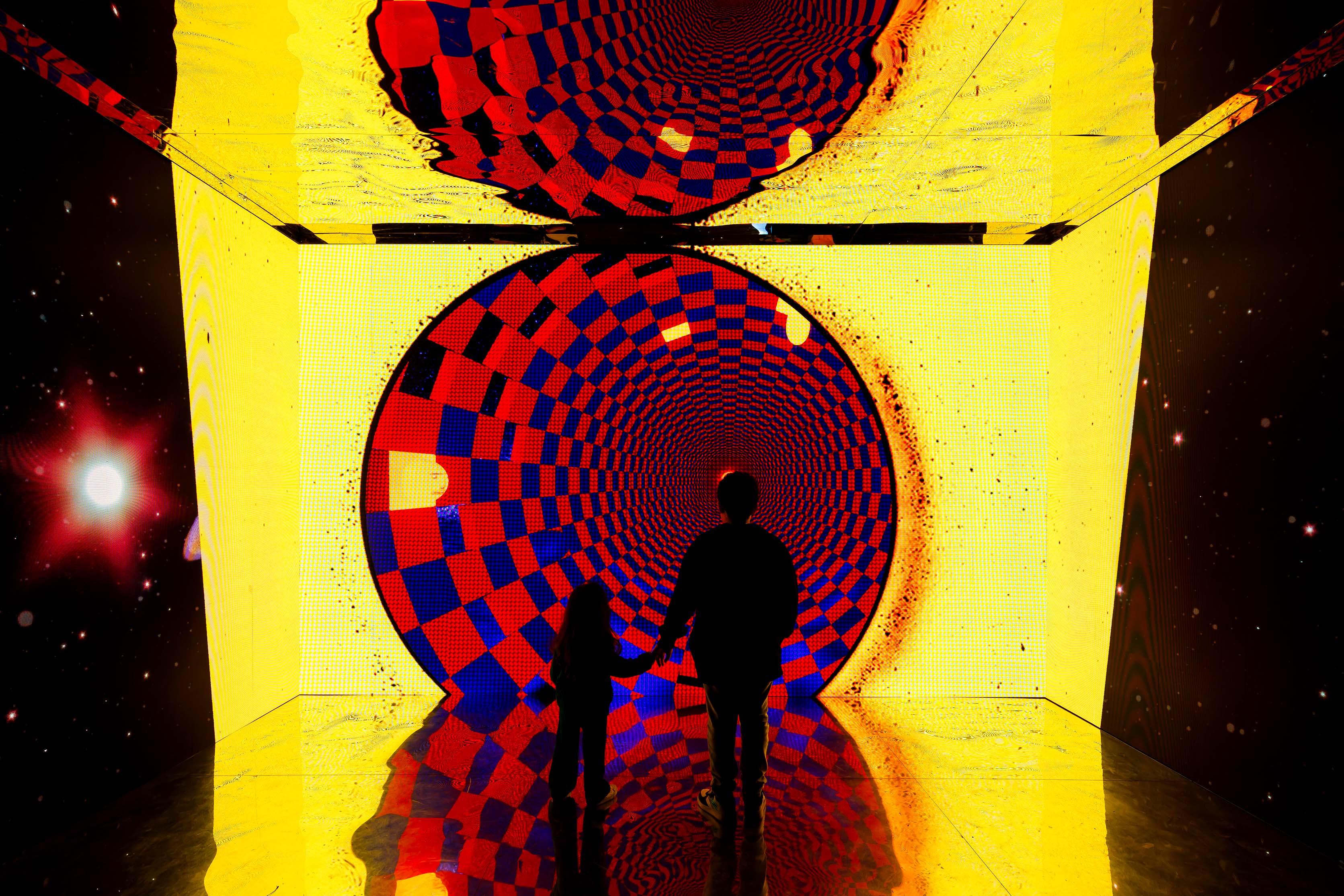 Osgemeos e a obra 'Experience'