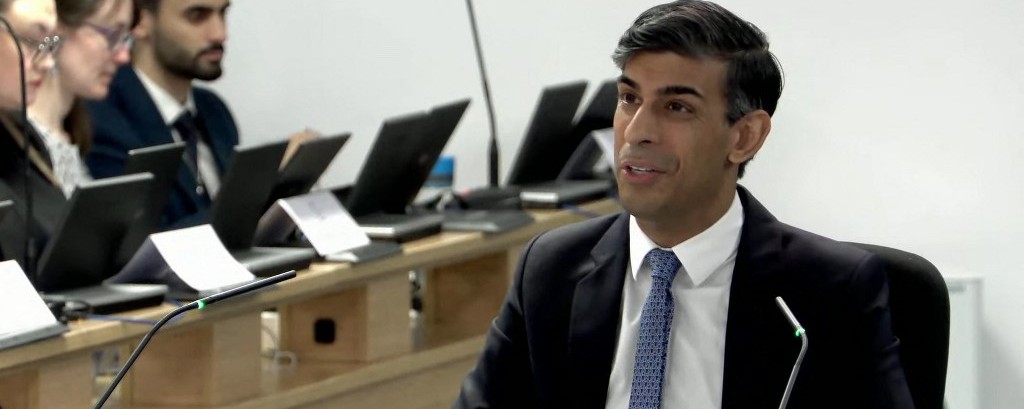 Primeiro-ministro durante depoimento  Primeiro-ministro durante depoimento