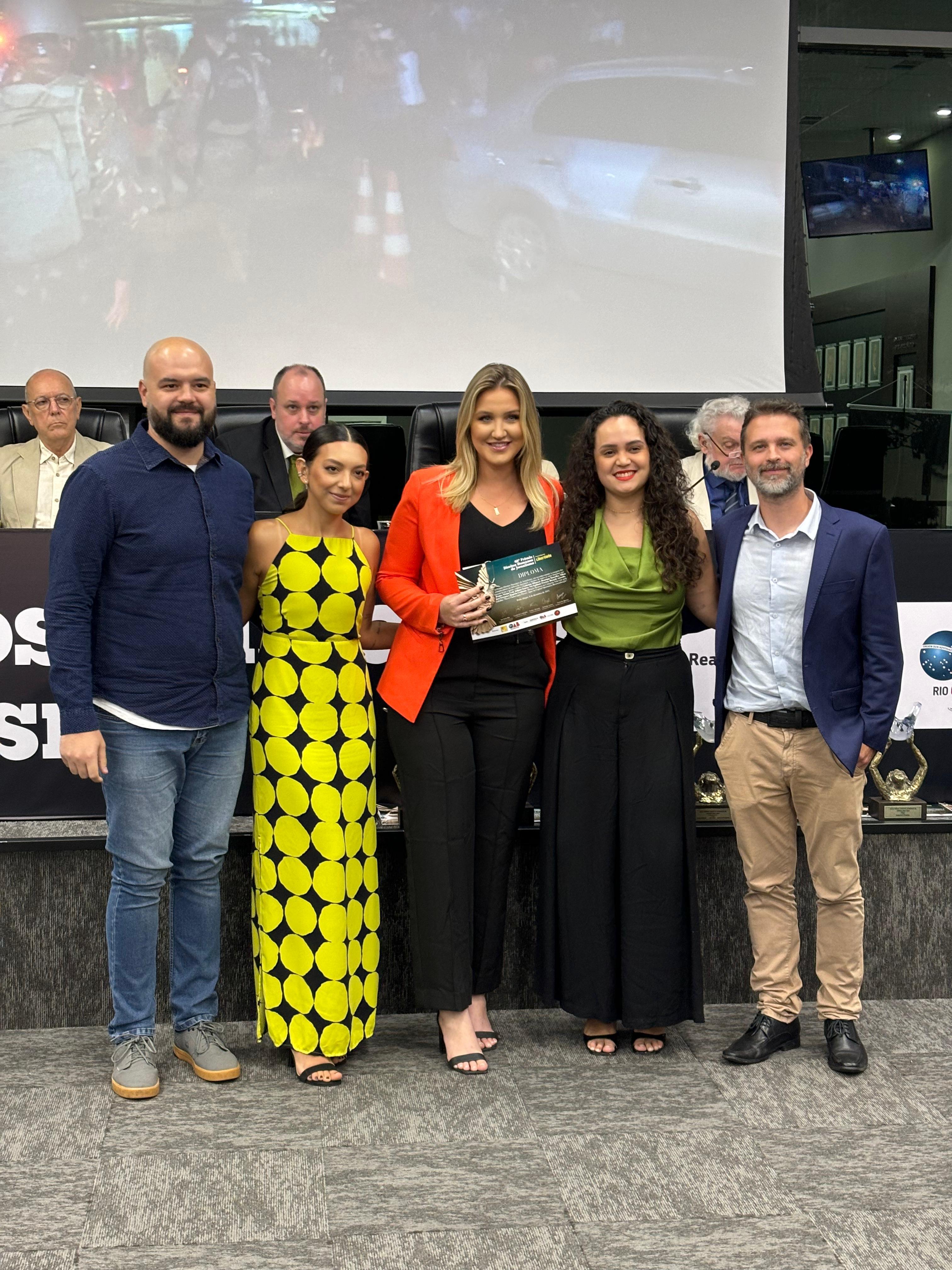 Equipe da Record RS recebendo a men&ccedil;&atilde;o honrosa do Pr&ecirc;mio Direitos Humanos de Jornalismo