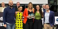 Equipe da Record RS recebendo a menção honrosa do Prêmio Direitos Humanos de Jornalismo