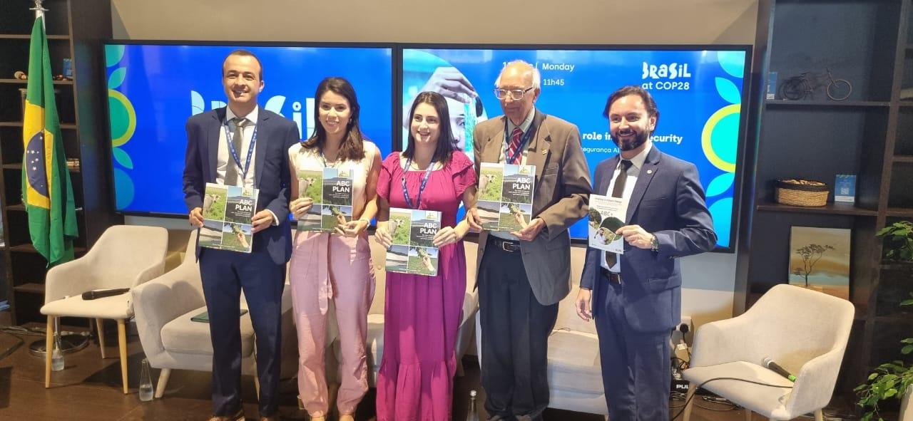 Brilhante, &agrave; esquerda, pontuou que RS ampliar&aacute; em 4,6 milh&otilde;es de ha as tecnologias de baixo carbono