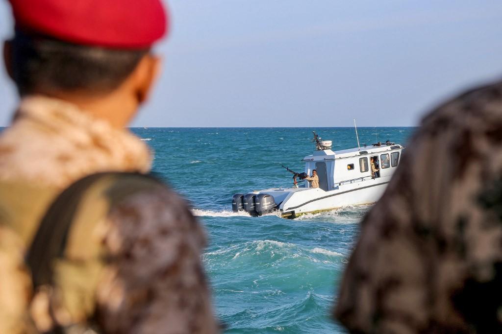 Membros da guarda costeira do Iêmen no Estreito de Bab el-Mandeb Membros da guarda costeira do Iêmen no Estreito de Bab el-Mandeb