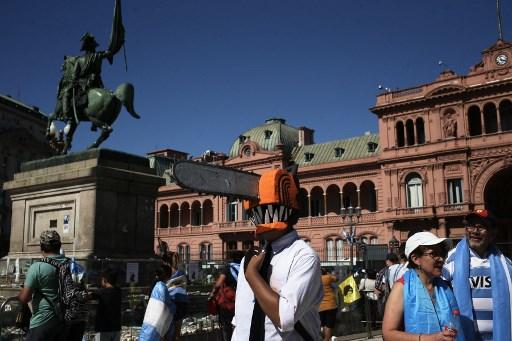 Motosserra usada na campanha eleitoral simboliza o corte de gastos 