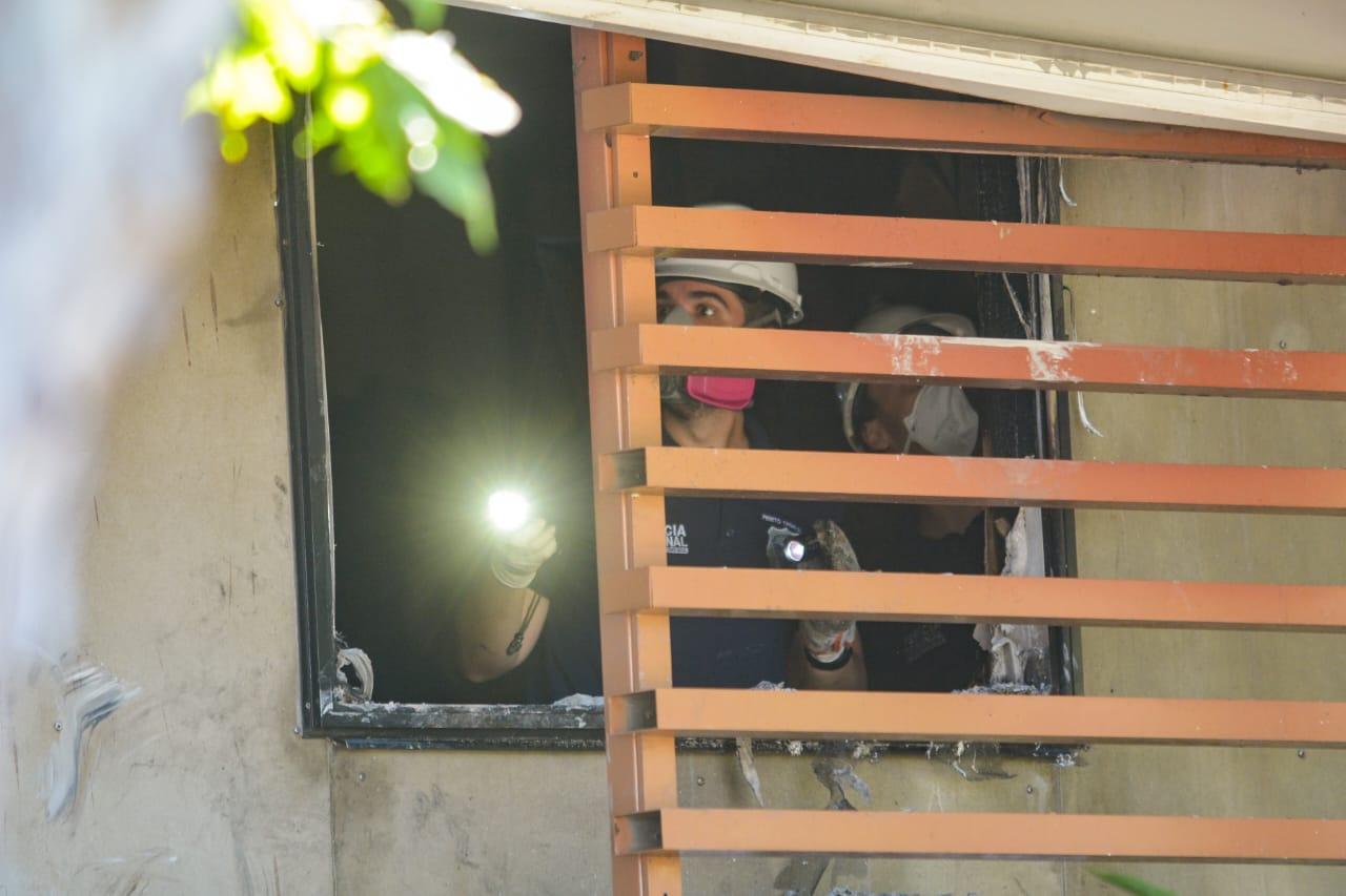 T&eacute;cnicos do IGP trabalharam na manh&atilde; desta ter&ccedil;a-feira no interior do pr&eacute;dio destru&iacute;do