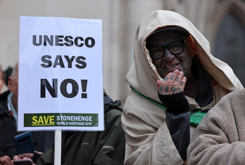 Seguidores do druidismo e outros manifestantes protestam contra projeto de t&uacute;nel pr&oacute;ximo ao monumento pr&eacute;-hist&oacute;rico