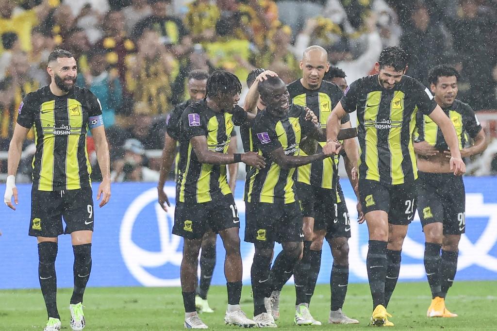 Vit&oacute;ria foi constru&iacute;da com gols de Romarinho, Kant&eacute; e Benzema no primeiro tempo