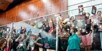 Nas galerias, sindicalistas protestavam contra os projetos
