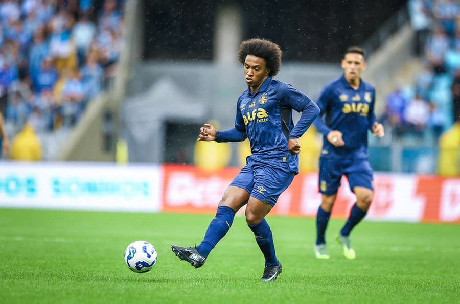 Jogador foi substitu&iacute;do no 1&ordm; tempo com dores