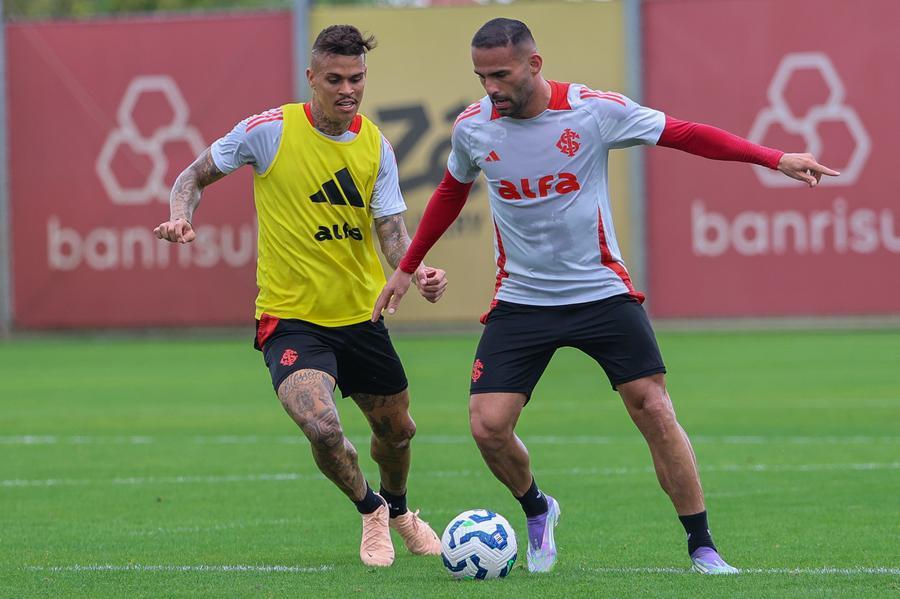 Thiago Maia, em treino com Richard, dificilmente ter&aacute; condi&ccedil;&otilde;es de enfrentar o Corinthians, nesta quarta-feira, no Beira-Rio