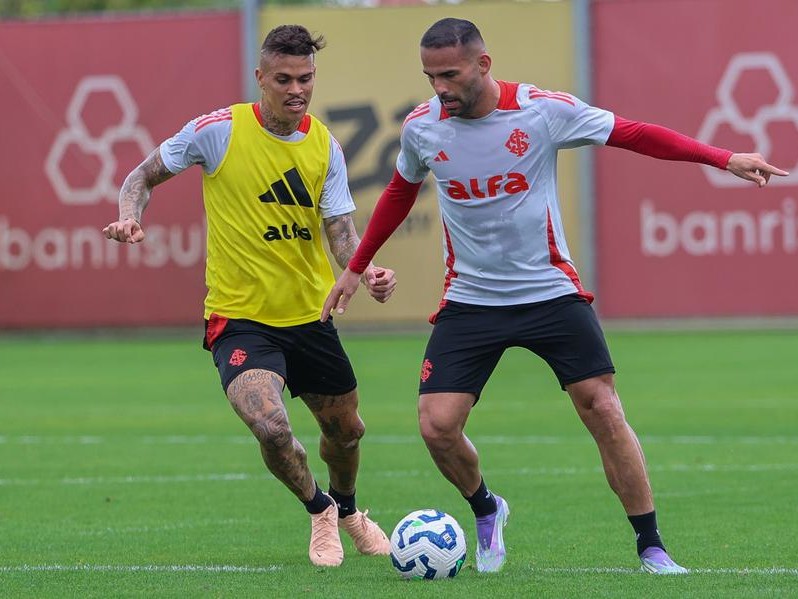 Thiago Maia, em treino com Richard, dificilmente terá condições de enfrentar o Corinthians, nesta quarta-feira, no Beira-Rio Thiago Maia, em treino com Richard, dificilmente terá condições de enfrentar o Corinthians, nesta quarta-feira, no Beira-Rio