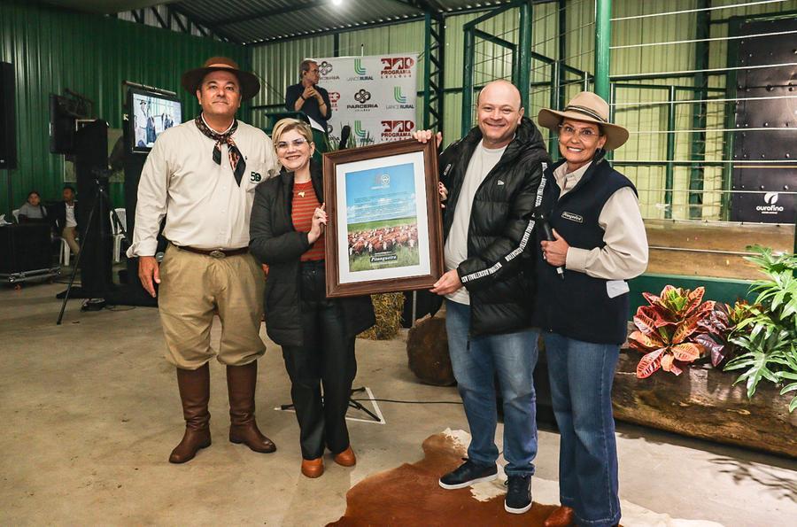 Da esq. para a dir., Eduardo Peixoto, Lina Dantas, Marcelo Dantas e Clarissa Lopes: quadro em homenagem ao Correio do Povo