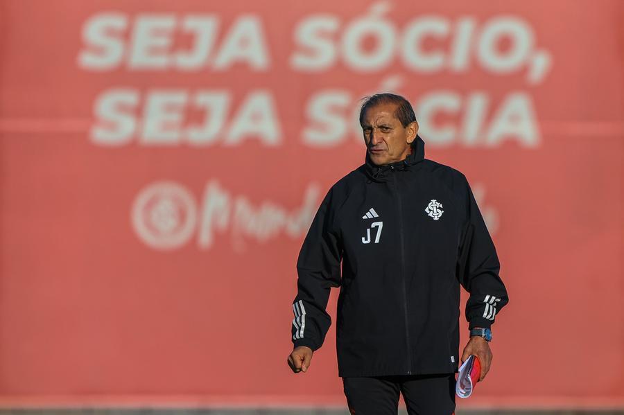 Ram&oacute;n D&iacute;az ir&aacute; reencontrar o Corinthians, time que come&ccedil;ou o Brasileir&atilde;o sob o seu comando