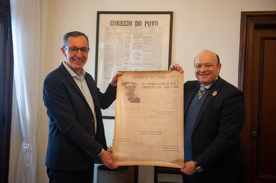 Em visita ao jornal Correio do Povo, o presidente da central Sicredi Sul/Sudeste, M&aacute;rcio Port, recebeu de presente a p&aacute;gina do jornal publicada no dia do seu nascimento, entregue pelo presidente do ve&iacute;culo, Marcelo Dantas