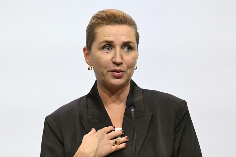 Mette Frederiksen citou dados que apontam que 60% dos jovens entre 11 e 19 anos preferem ficar em casa no tempo livre, em vez de socializar com amigos presencialmente