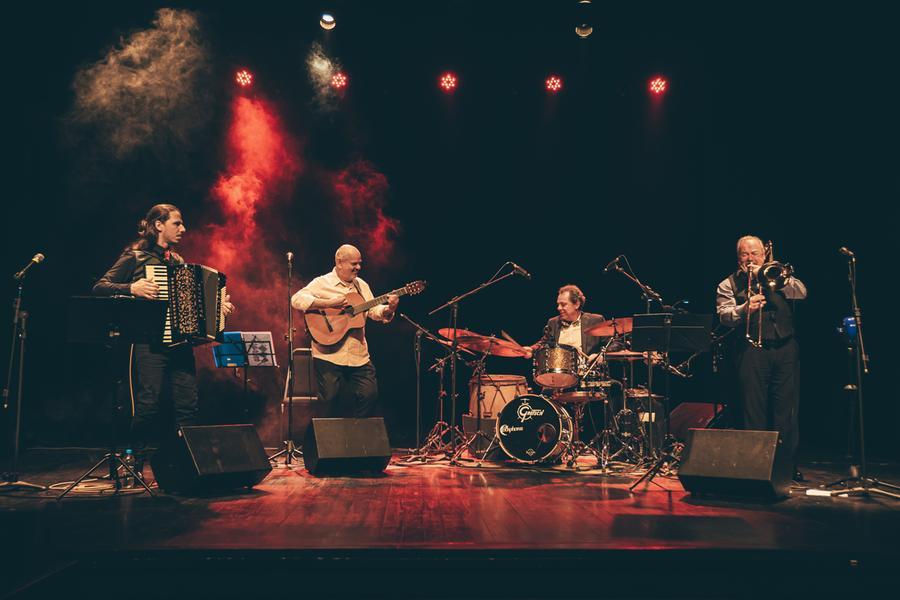 Grupo musical Quartch&ecirc;to realiza apresenta&ccedil;&atilde;o