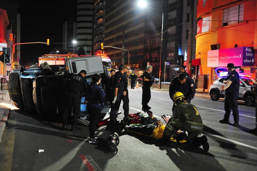 Bombeiros realizaram a remo&ccedil;&atilde;o das v&iacute;timas de dentro do ve&iacute;culo