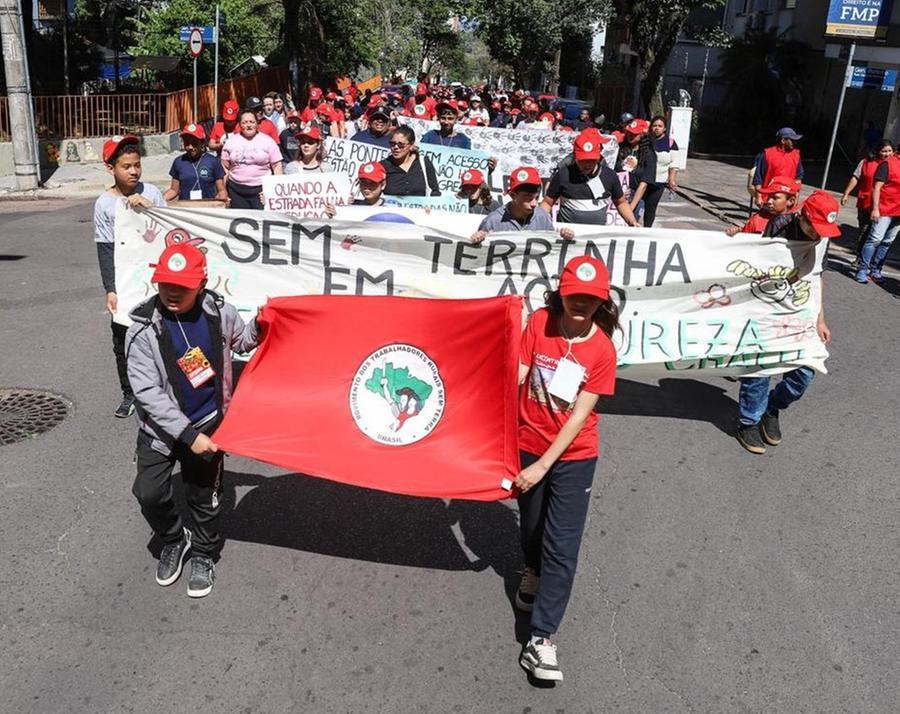 Crian&ccedil;as chamaram aten&ccedil;&atilde;o caminhando em dire&ccedil;&atilde;o aos port&otilde;es da Assembleia Legislativa