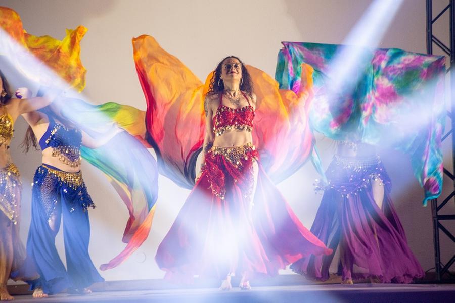 Espet&aacute;culo une diversos estilos de dan&ccedil;a, entre eles a dan&ccedil;a do ventre, popular e folcl&oacute;rica