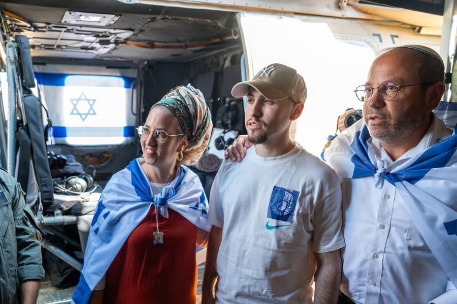 Eitan Mor junto de seus familiares ap&oacute;s ser libertado