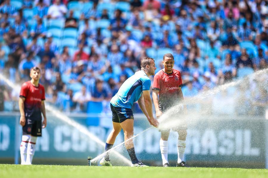Arthur participou do jogo-treino contra o Brasil de Pelotas sob forte calor no s&aacute;bado na Arena