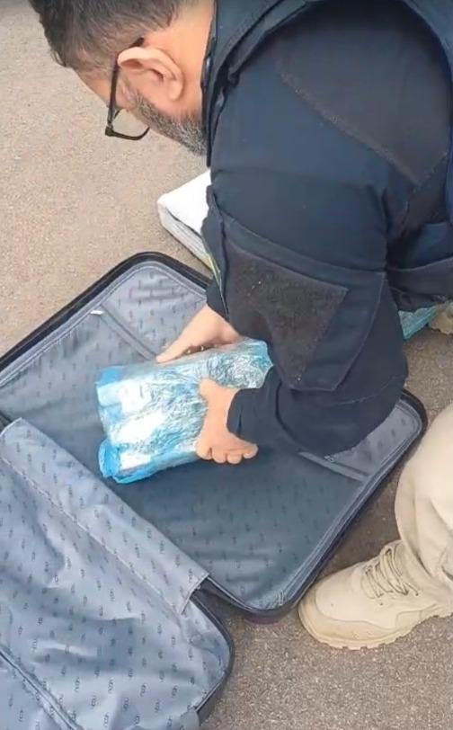 Droga era transportada pela mulher em uma mala