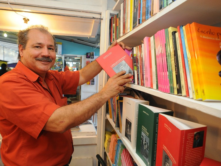 Poeta e escritor Rossyr Berny completa 42 anos de literatura Poeta e escritor Rossyr Berny completa 42 anos de literatura