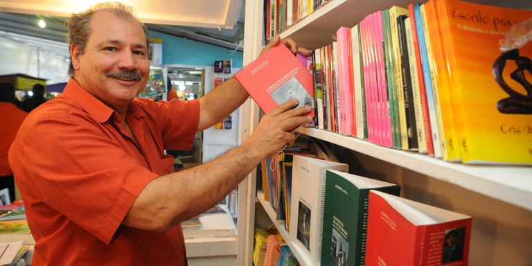 Poeta e escritor Rossyr Berny completa 42 anos de literatura Poeta e escritor Rossyr Berny completa 42 anos de literatura