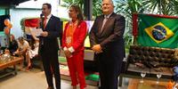 Da esquerda para a direita- Ricardo Posma, Ingrid de Kroes e ministro Roderick Wols