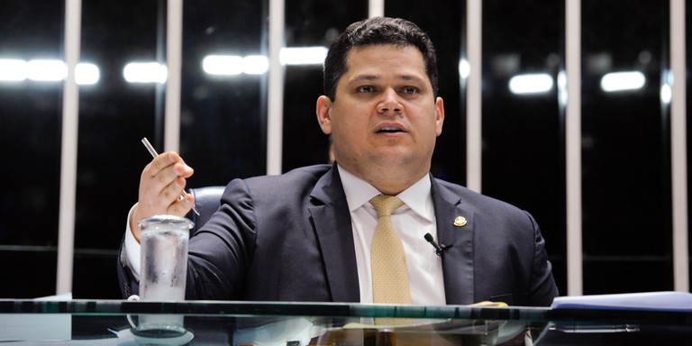 Em reunião com Lula, Alcolumbre sinaliza disposição para ajudar indicação de Zanin ao STF Em reunião com Lula, Alcolumbre sinaliza disposição para ajudar indicação de Zanin ao STF
