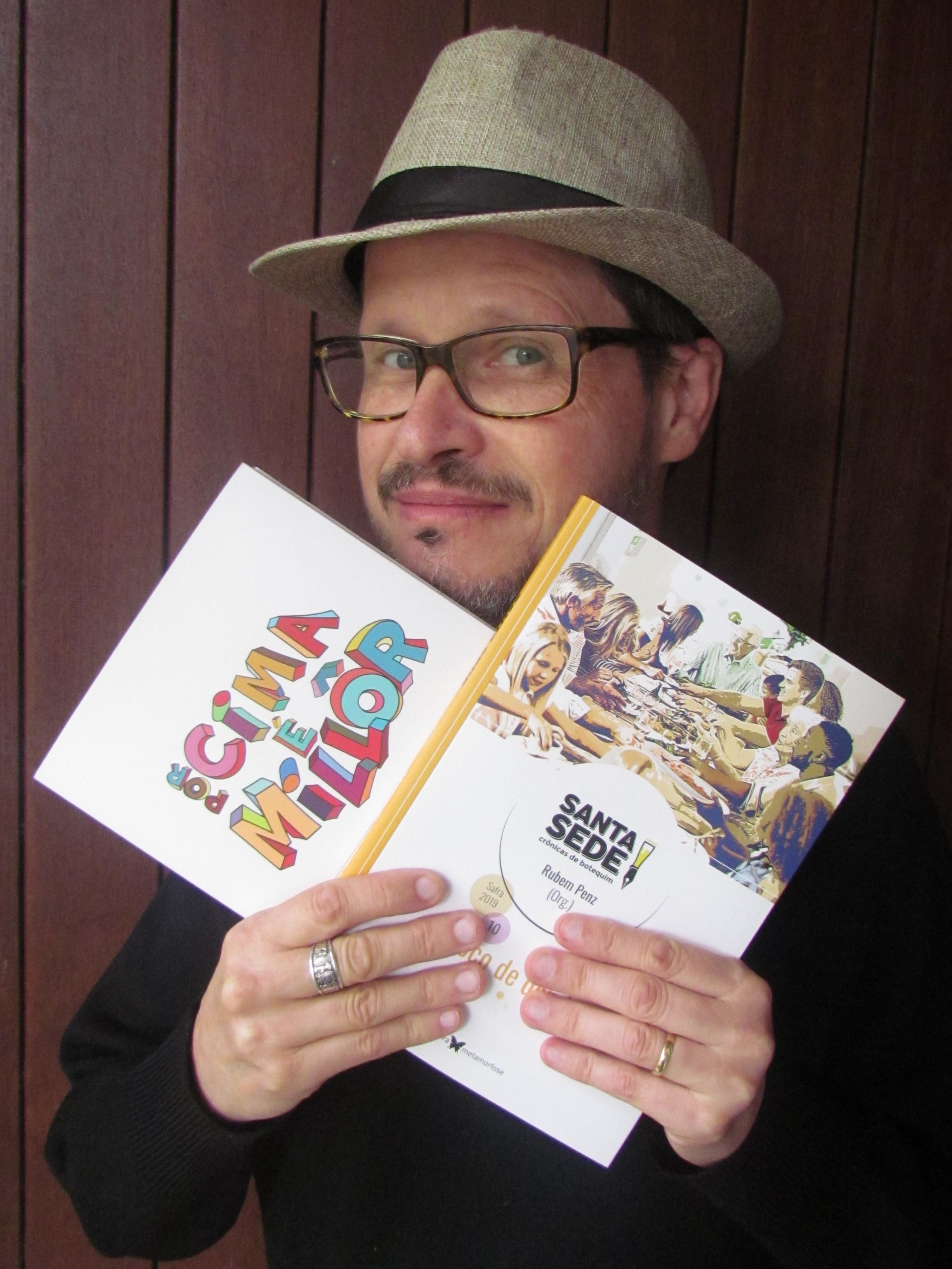 Professor das oficinas h&aacute; nove anos, Rubem Penz exibe os dois novos livros que ser&atilde;o autografados nas duas quintas, 24 e 31 de outubro