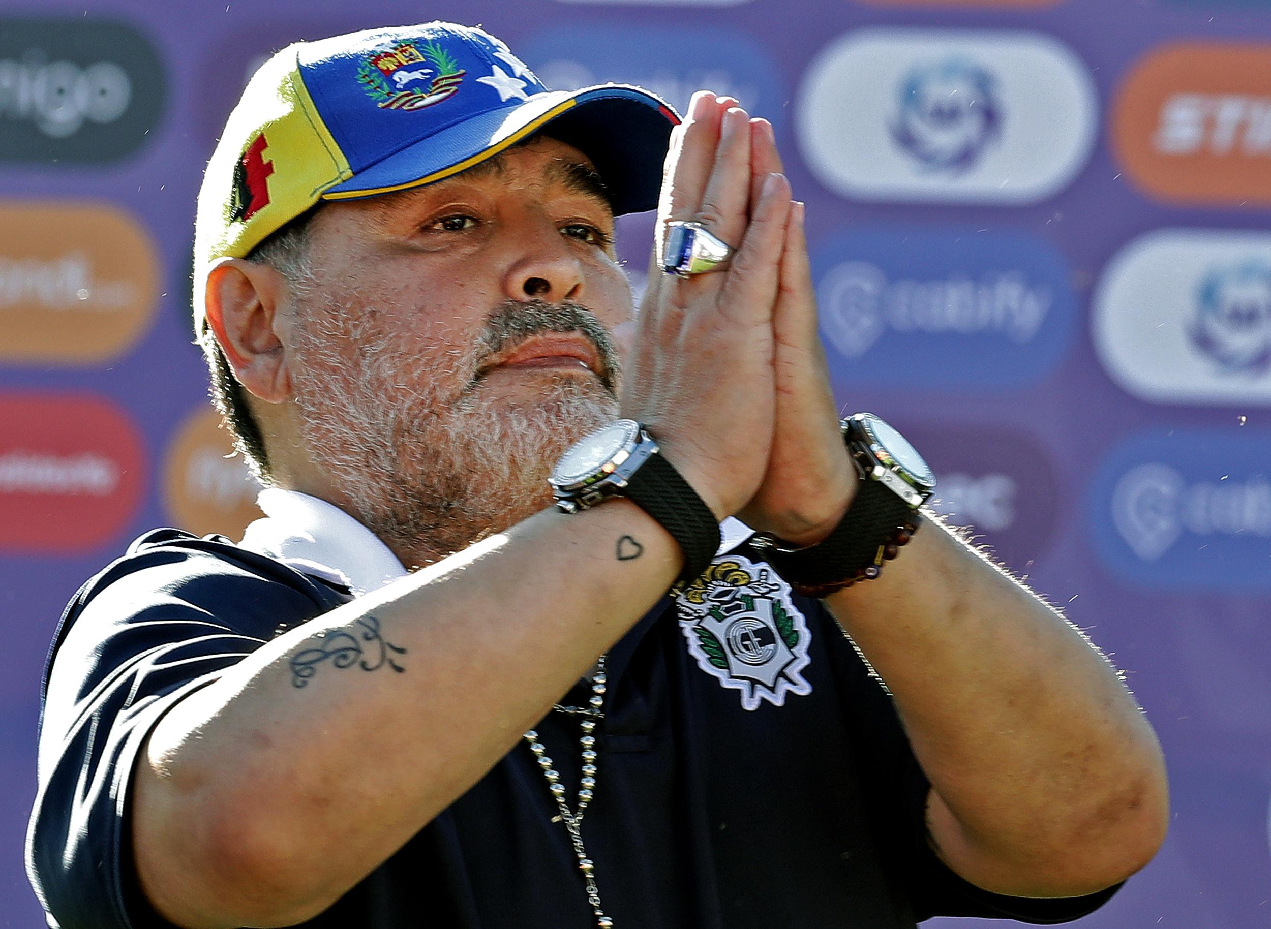 Diego Maradona teve uma parada respirat&oacute;ria e n&atilde;o resistiu