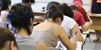 Vestibulares apresentam seleções variadas como prova, Redação on-line e uso do Enem