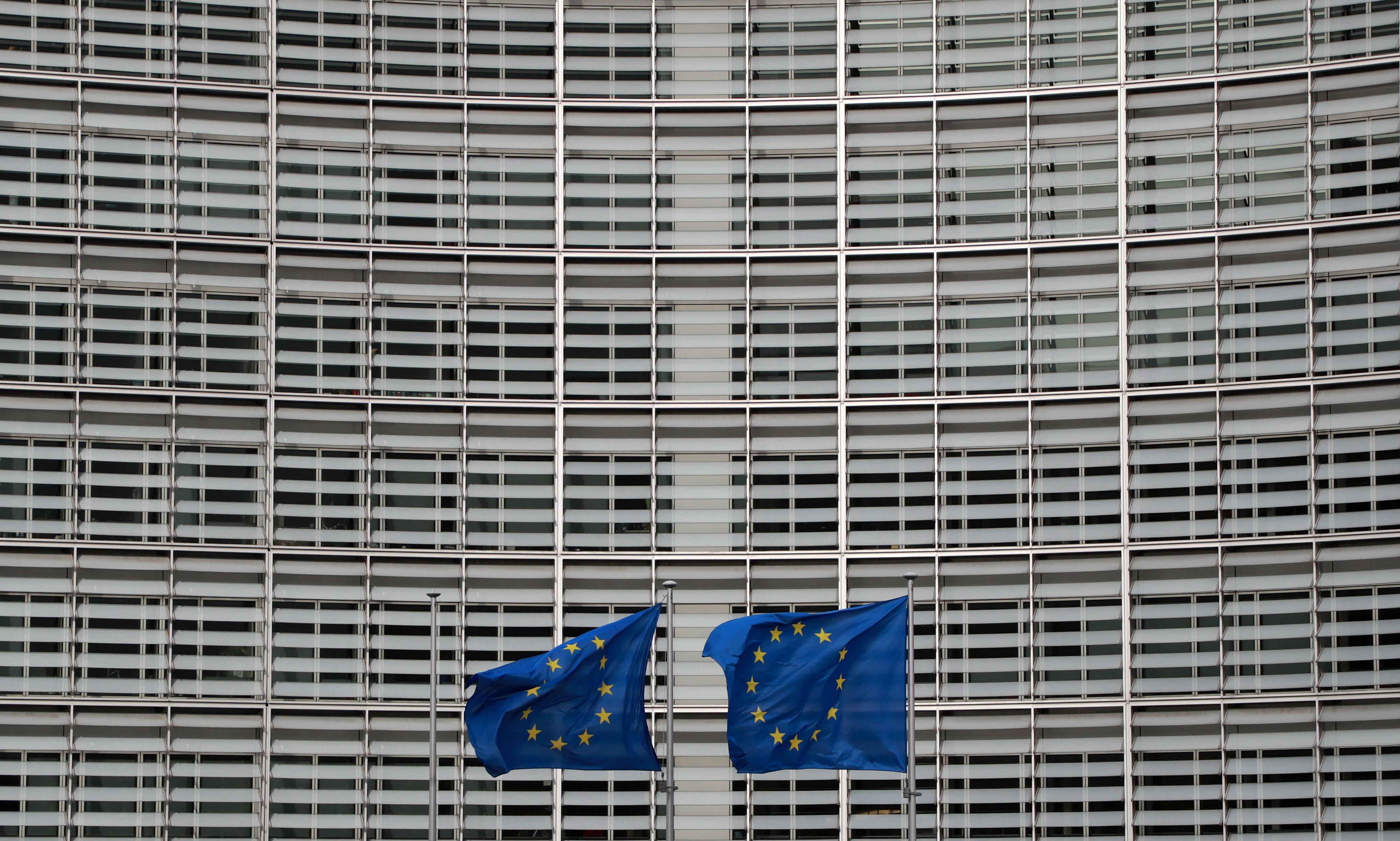 As bandeiras da Uni&atilde;o Europeia tremulam na brisa durante o segundo dia de uma c&uacute;pula especial do Conselho Europeu em Bruxelas.