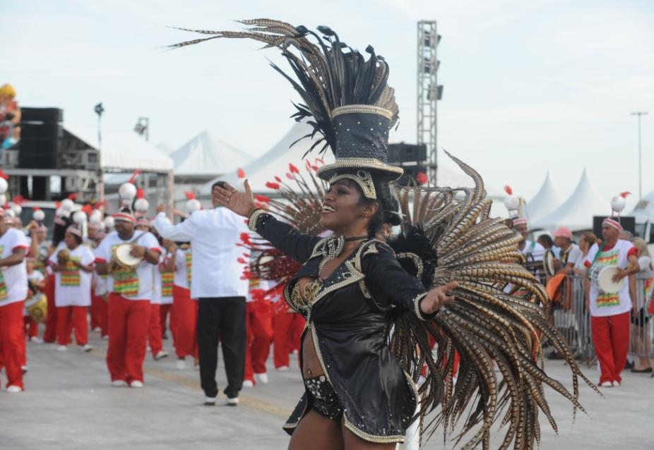Imp&eacute;rio do Sol fechou o primeiro dia de desfiles no Carnaval de Porto Alegre