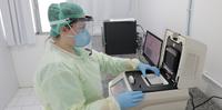 A instituição produz álcool em gel, protetores faciais e testes do novo coronavírus