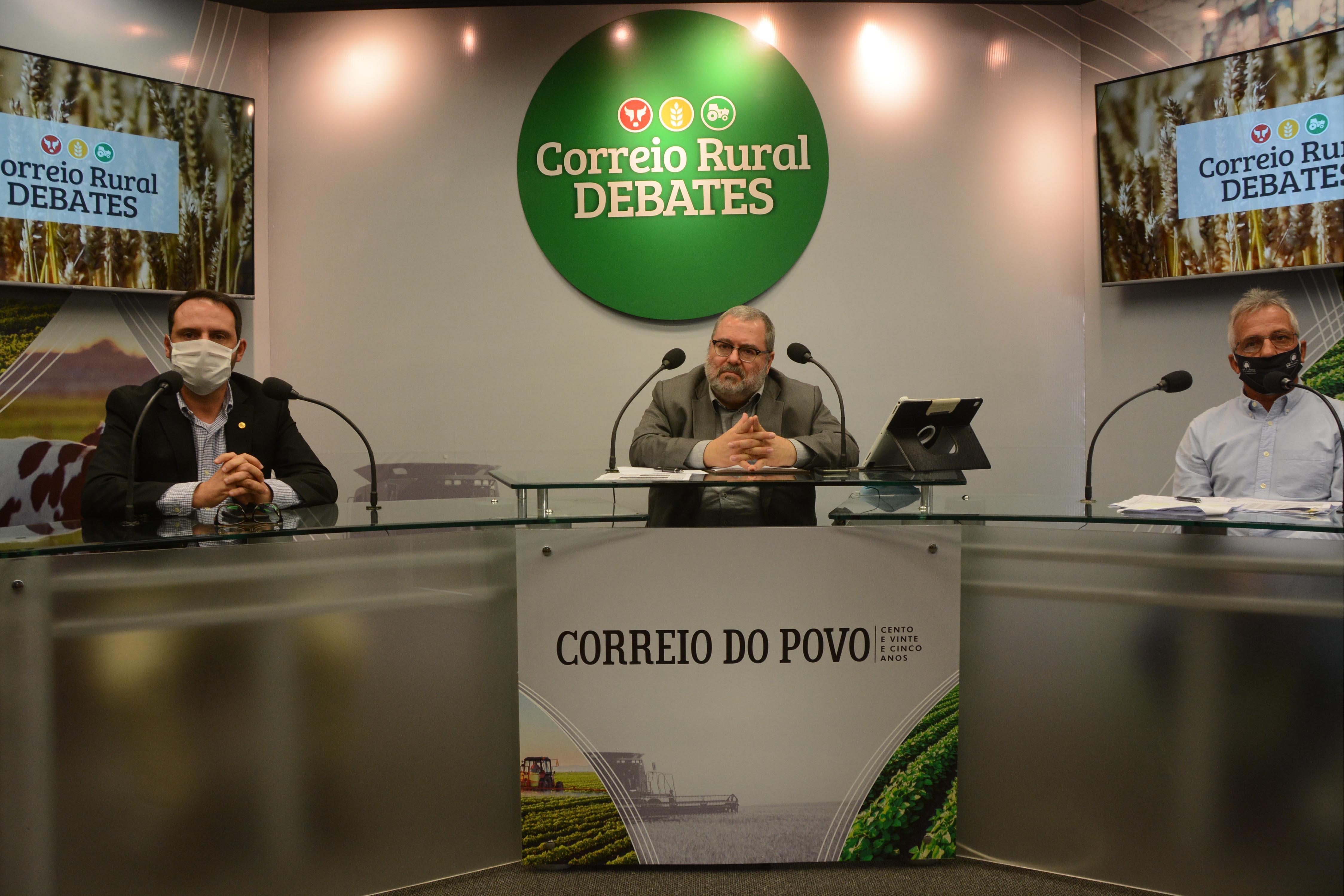 Eduardo Condorelli, superintendente do Senar/RS, Telmo Flor, Diretor de Reda&ccedil;&atilde;o do CP e Paulo Pires, Presidente da Fecoagro/RS.