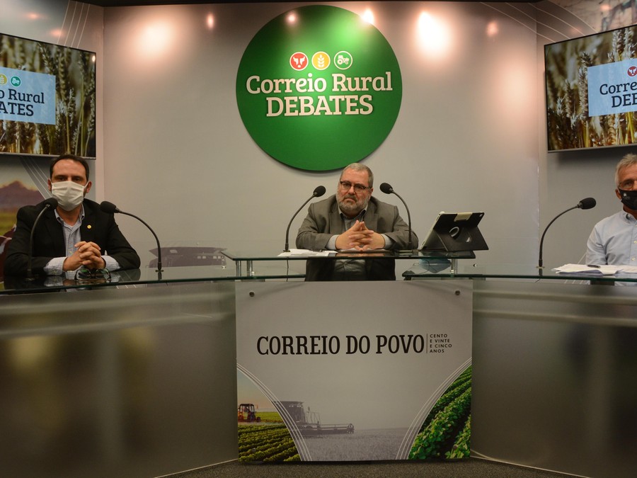 Eduardo Condorelli, superintendente do Senar/RS, Telmo Flor, Diretor de Redação do CP e Paulo Pires, Presidente da Fecoagro/RS. Eduardo Condorelli, superintendente do Senar/RS, Telmo Flor, Diretor de Redação do CP e Paulo Pires, Presidente da Fecoagro/RS.
