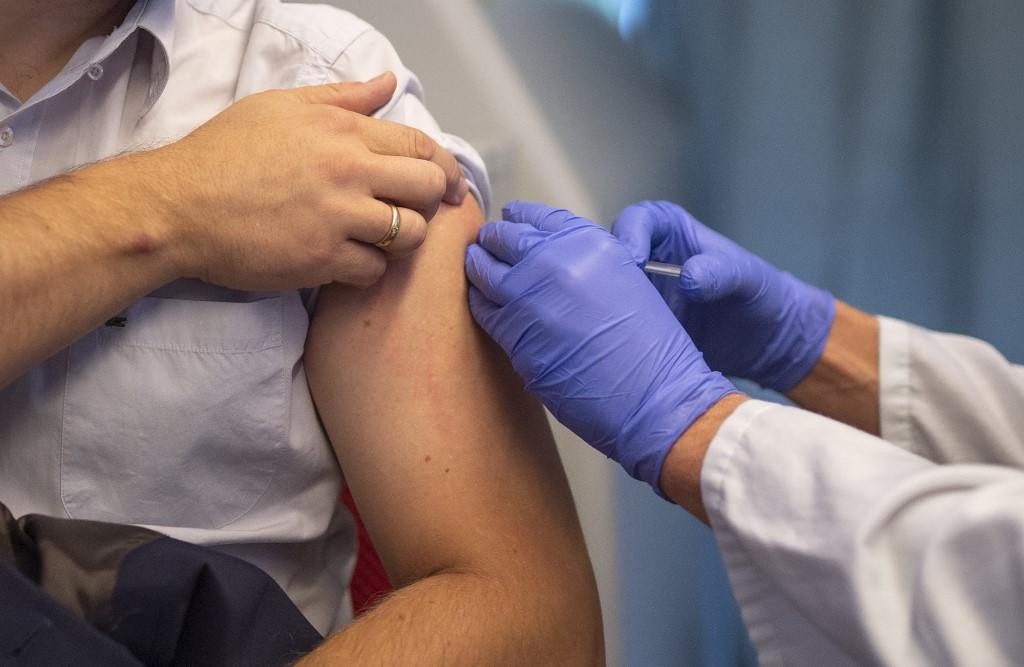 Vacina&ccedil;&atilde;o pode afastar o temor dos pacientes com c&acirc;ncer em realizar o tratamento oncol&oacute;gico