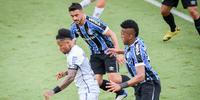 Marinho (E) é atacante mais perigoso do Santos