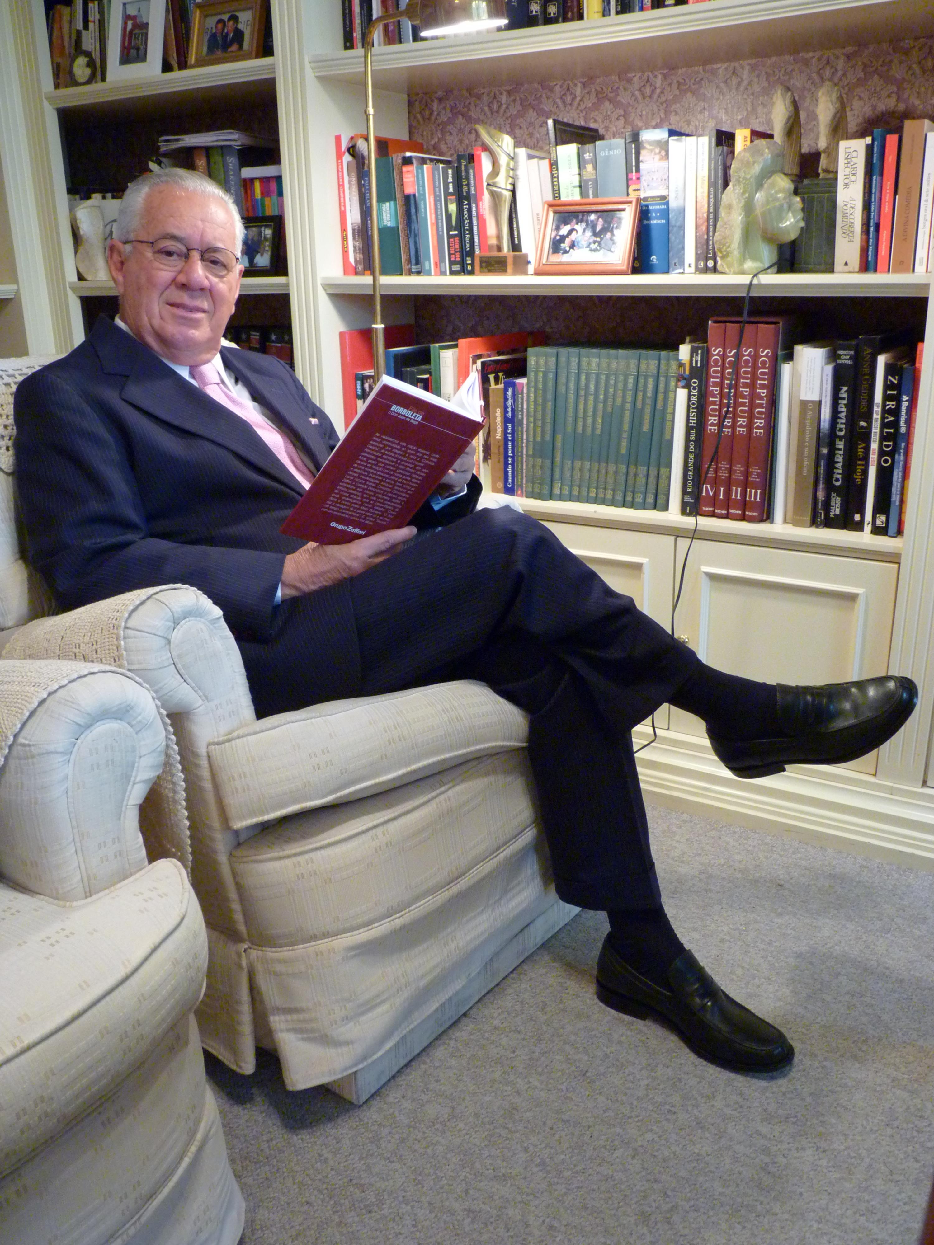 Poeta Luiz Coronel em sua biblioteca particular