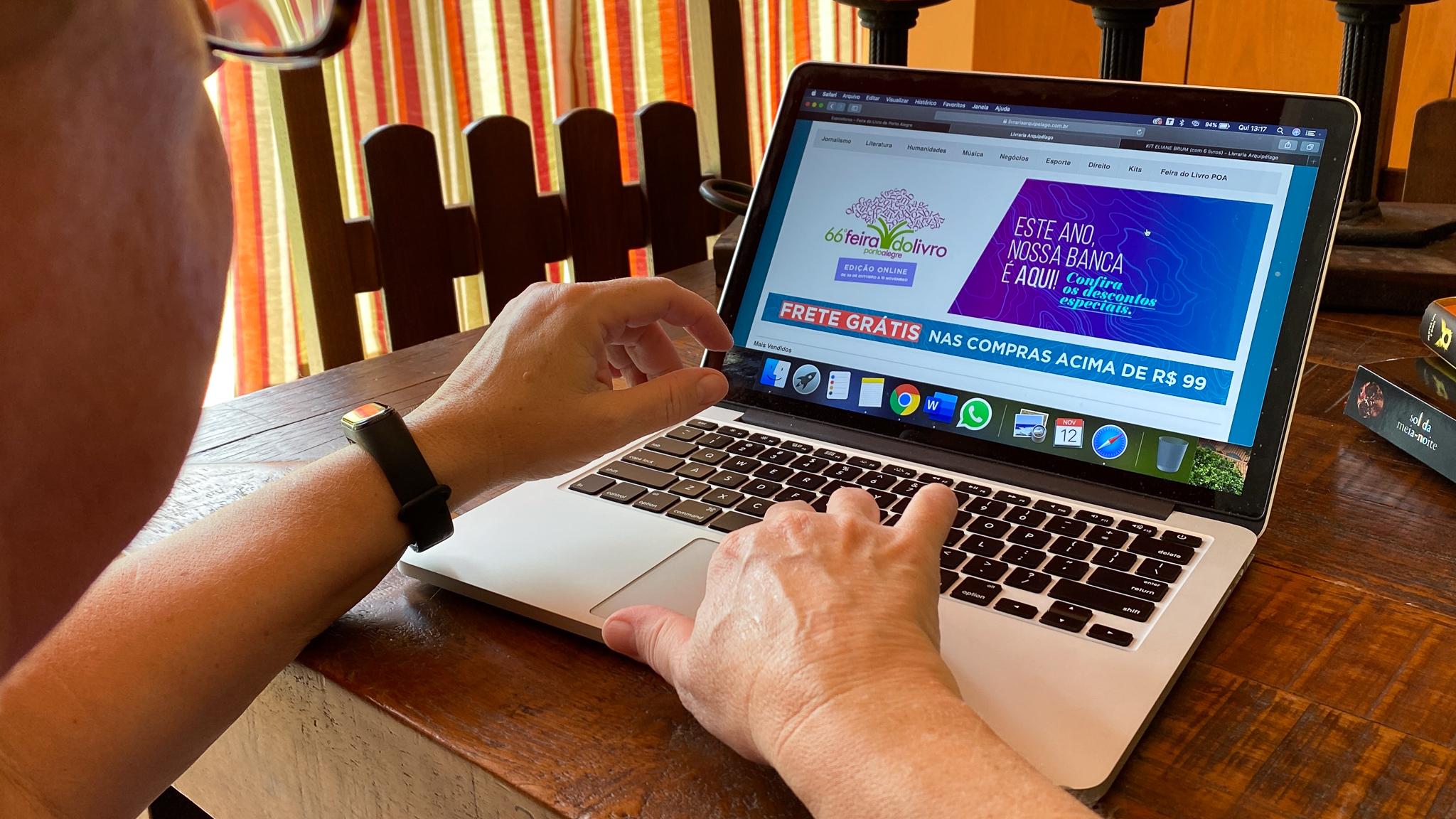 Em um levantamento feito pela reportagem, que sondou 95 pessoas, 55% n&atilde;o sabiam da realiza&ccedil;&atilde;o da Feira do Livro durante a pandemia