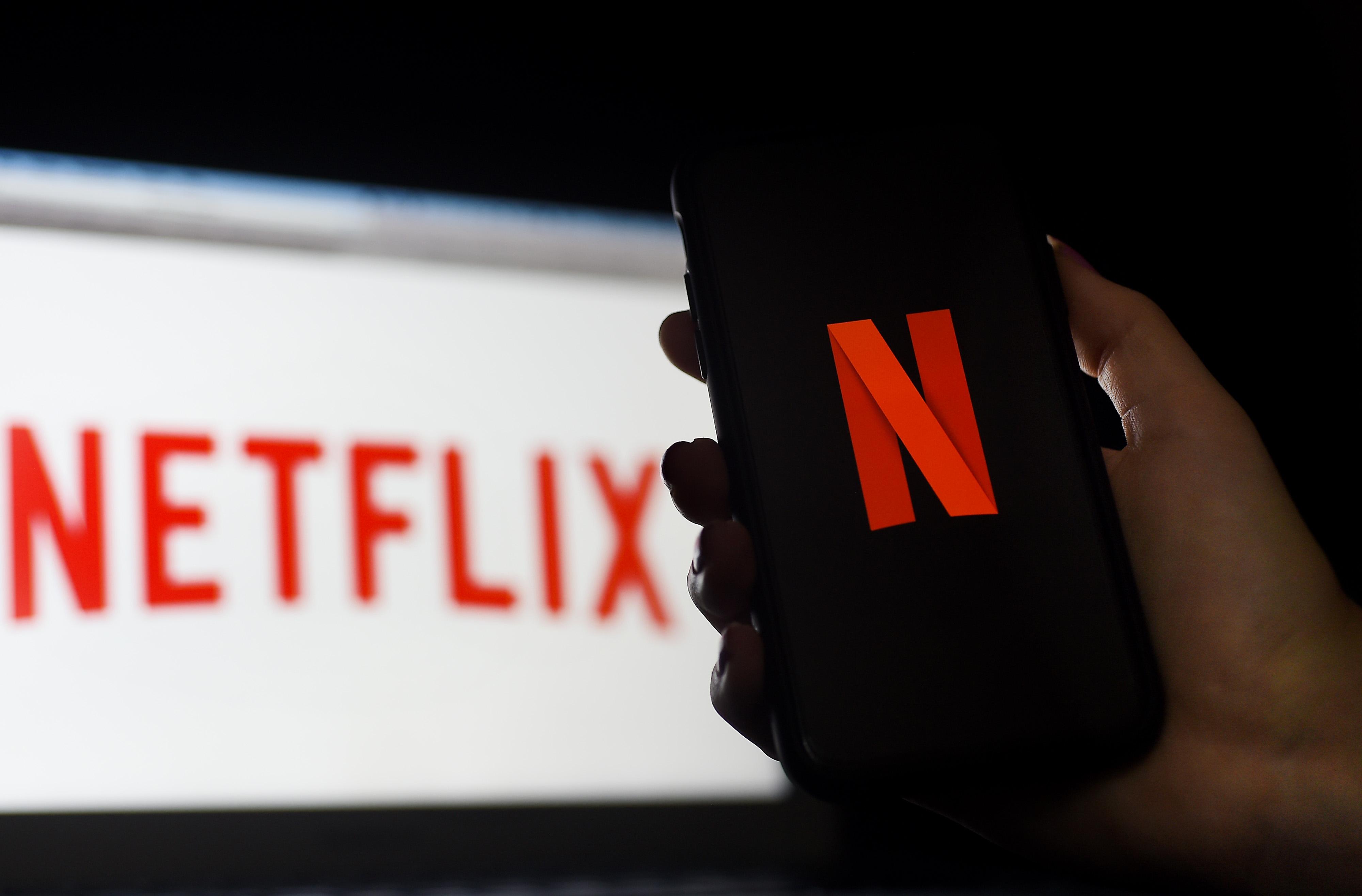 Netflix anunciou que passar&aacute; a cobrar um adicional de usu&aacute;rios que compartilham senha 