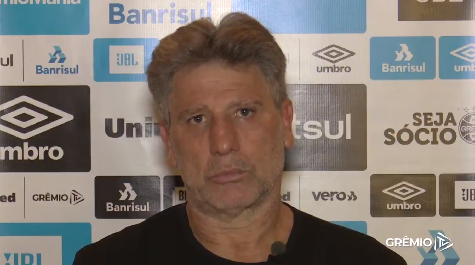 T&eacute;cnico prestou sua homenagem no final desta quarta-feira