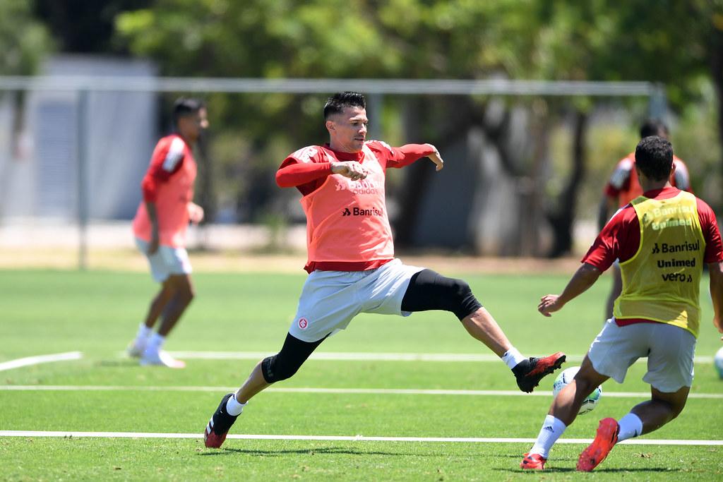 Grupo o Inter treinou com bola e fisicamente na manh&atilde; desta ter&ccedil;a-feira no CT do Parque Gigante