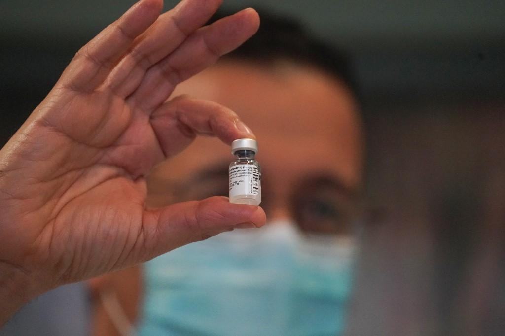 EUA j&aacute; come&ccedil;ou vacina&ccedil;&atilde;o com os imunizantes da Pfizer/BioNTech