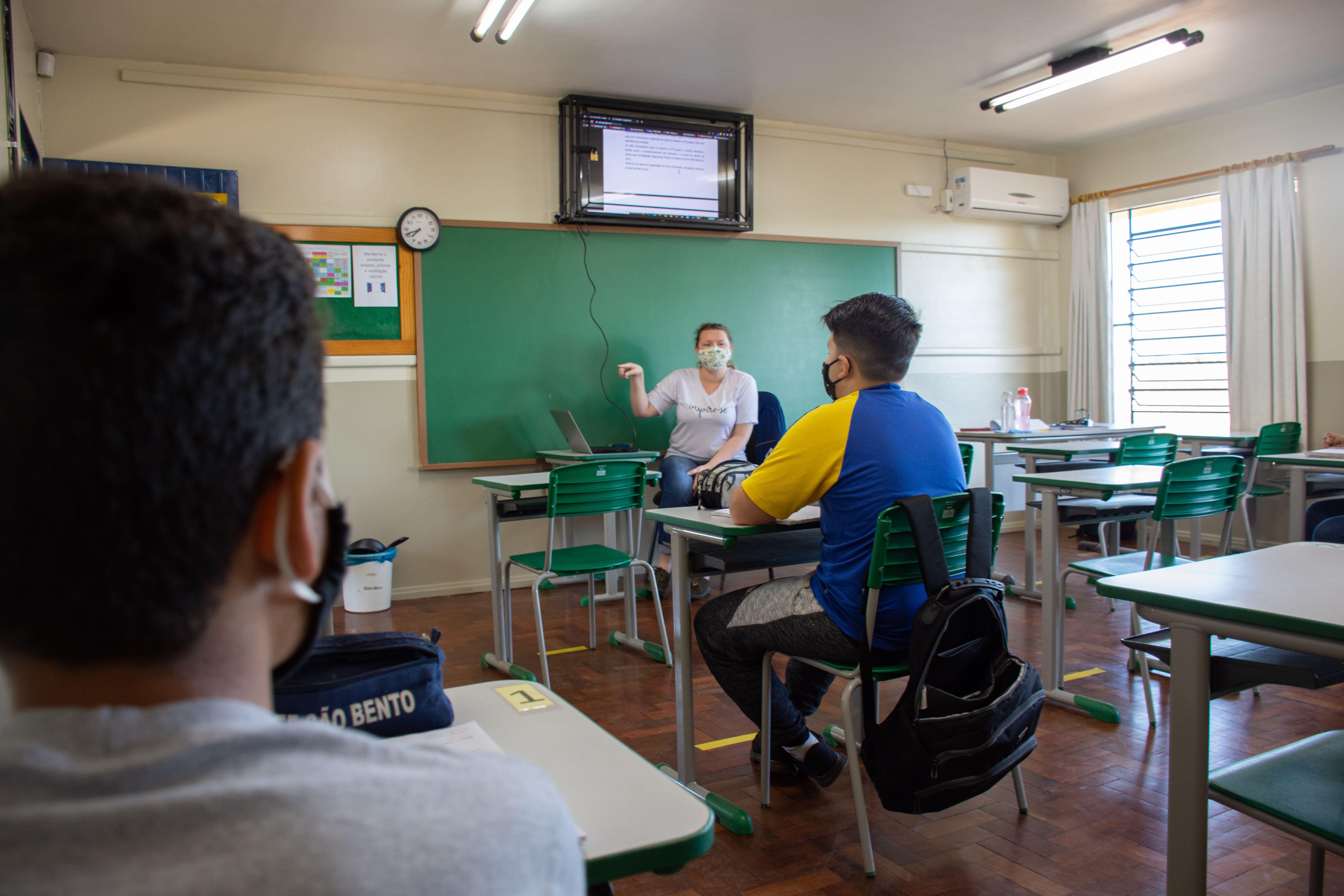 Para apoiar a perman&ecirc;ncia na escola, o governo federal lan&ccedil;ar&aacute; pol&iacute;tica de bolsas a estudantes secundaristas