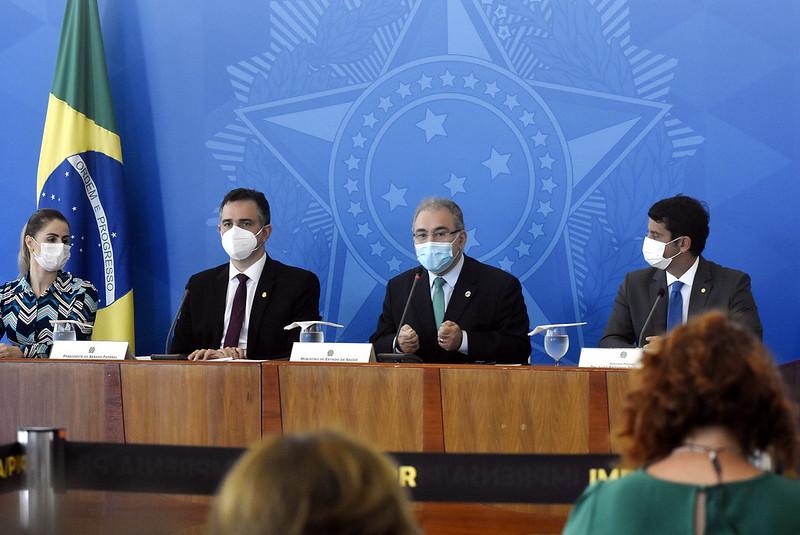 Queiroga anuncia antecipa&ccedil;&atilde;o de 15,5 milh&otilde;es de doses de vacina da Pfizer contra a Covid-19  